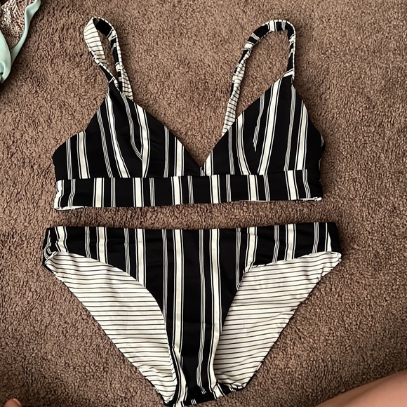 Reversible Rip Curl black and white striped swimsuit - Picture 2 of 4